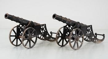 KANONER, ett par, gjutjärn, 1900-talets mitt.