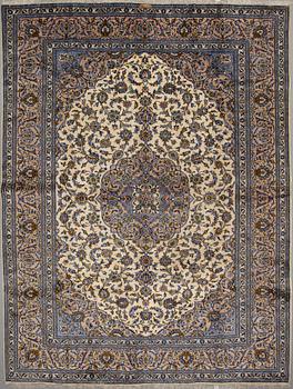 A CARPET, Kashan, ca 389 x 292 cm.