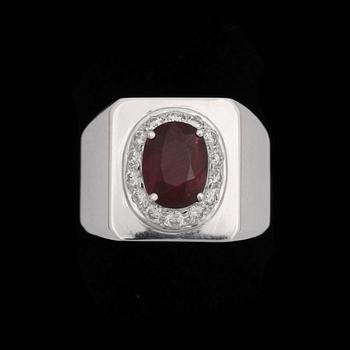 1147. RING, 18k vitguld med fasettslipad rubin, 2.24 ct och briliantslipade diamanter totalt 0.49 ct. Vikt 12 g.