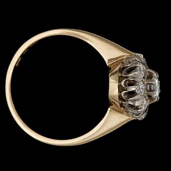 RING, 18k guld med briljantslipade diamanter tot ca0,67ct. KÅCE, Stockholm, 2007. Vikt ca4,4g.