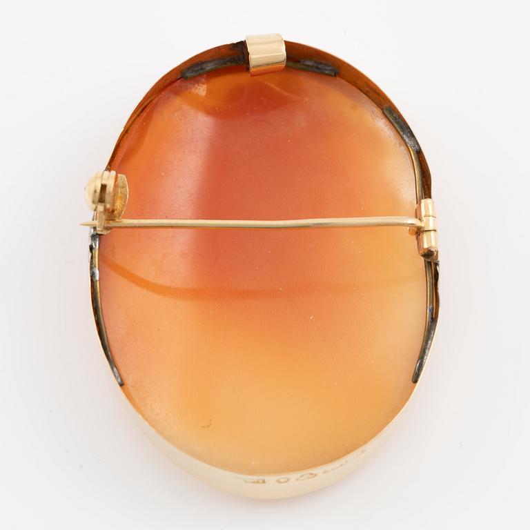 Pendant and brooch/pendant, 18K gold with shell cameos.