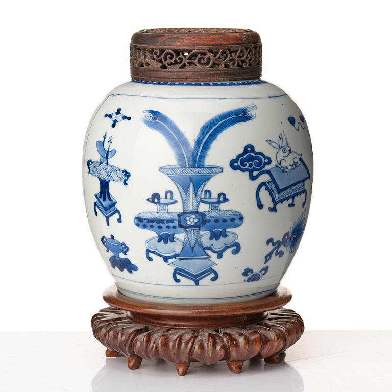 A blue and white jar, Qing dynasty, Kangxi (1662-1722).
