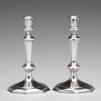 175. A pair of English early 18th century silver candlesticks, mark of Thomas Merry I, London 1712.