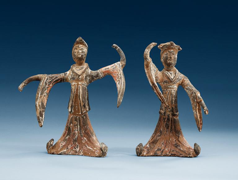 FIGURINER, två stycken, lergods. Västra Han dynastin (206 f.Kr.-220 e.Kr).
