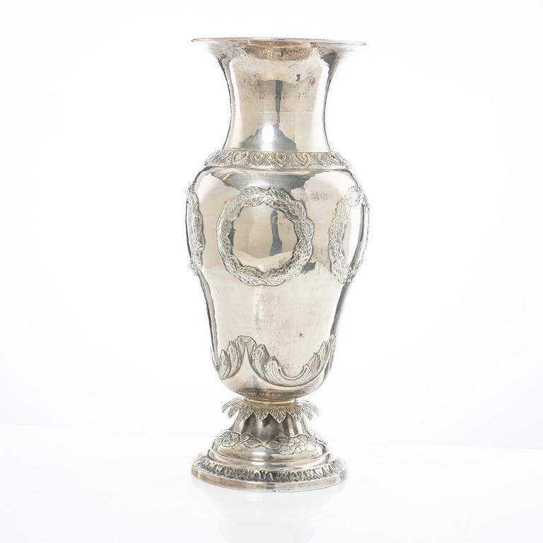 Lale Silverware & Co Ltd, a large sterling silver vase, Istanbul, Turkey 20th century.