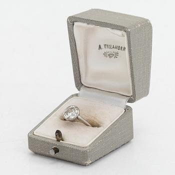 Ring, solitär, 18K vitguld, med en briljantslipad diamant ca 1.55 ct. Tillander, Helsingfors 1976. Med SJL- intyg.