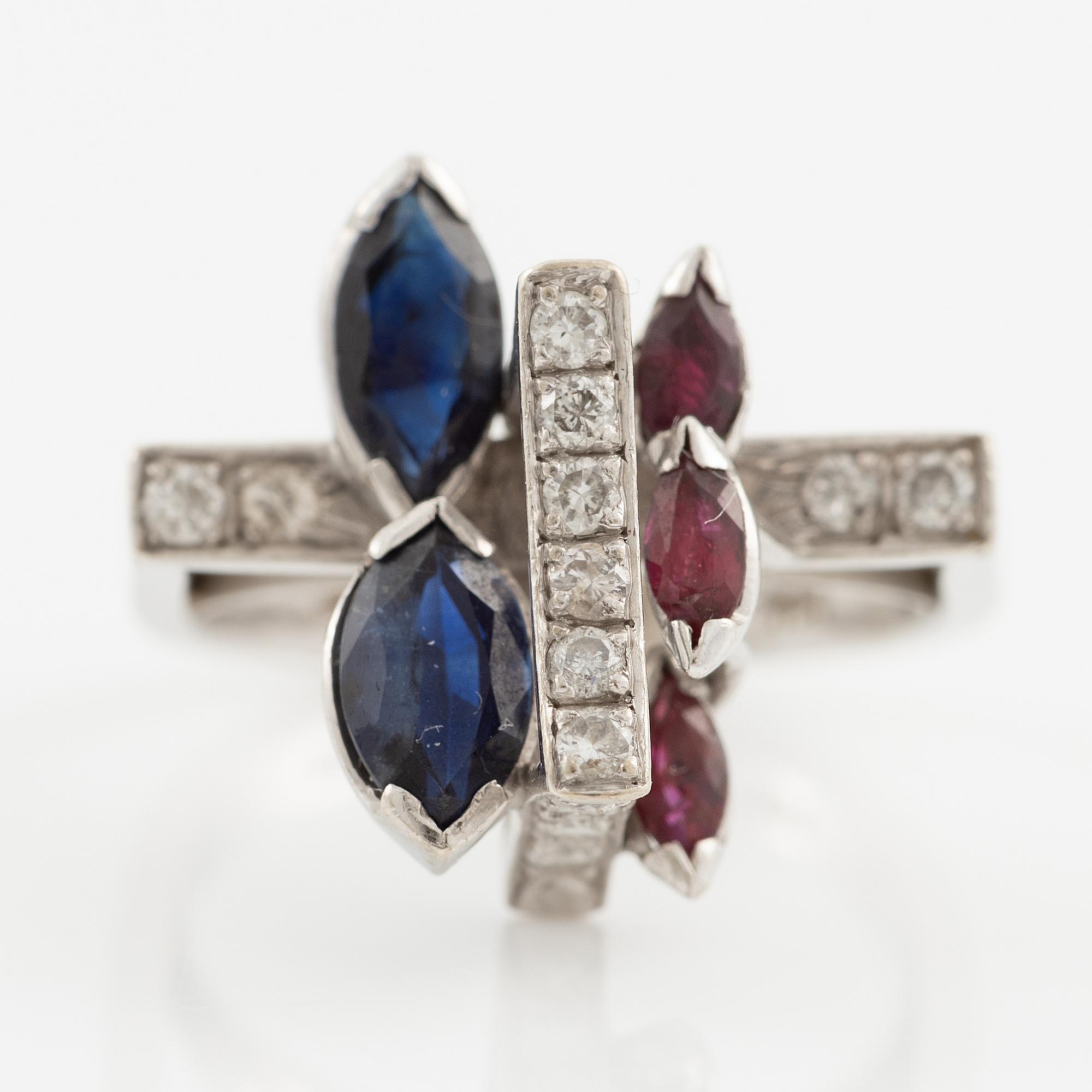 Ring 14K vitguld med navetteslipade safirer, rubiner och briljantslipade diamanter.