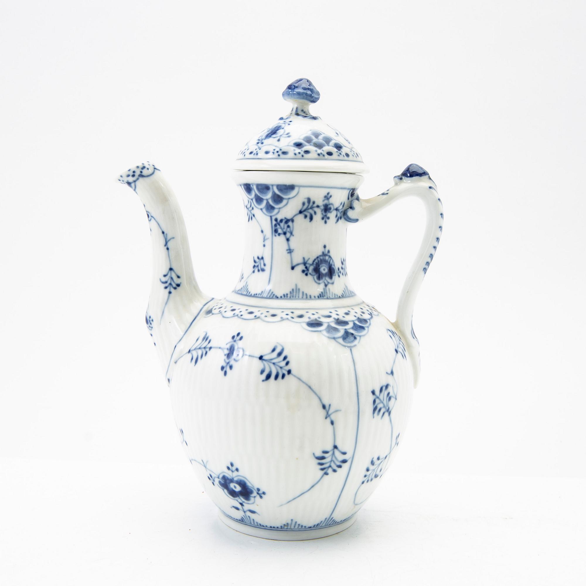 Royal Copenhagen, Service items, 32 pieces, "Musselmalet".