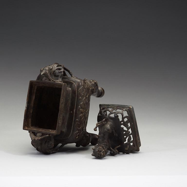 RÖKELSEKAR med LOCK, brons. Kina,  Qingdynastin, 1600/1700-tal, på träställ.