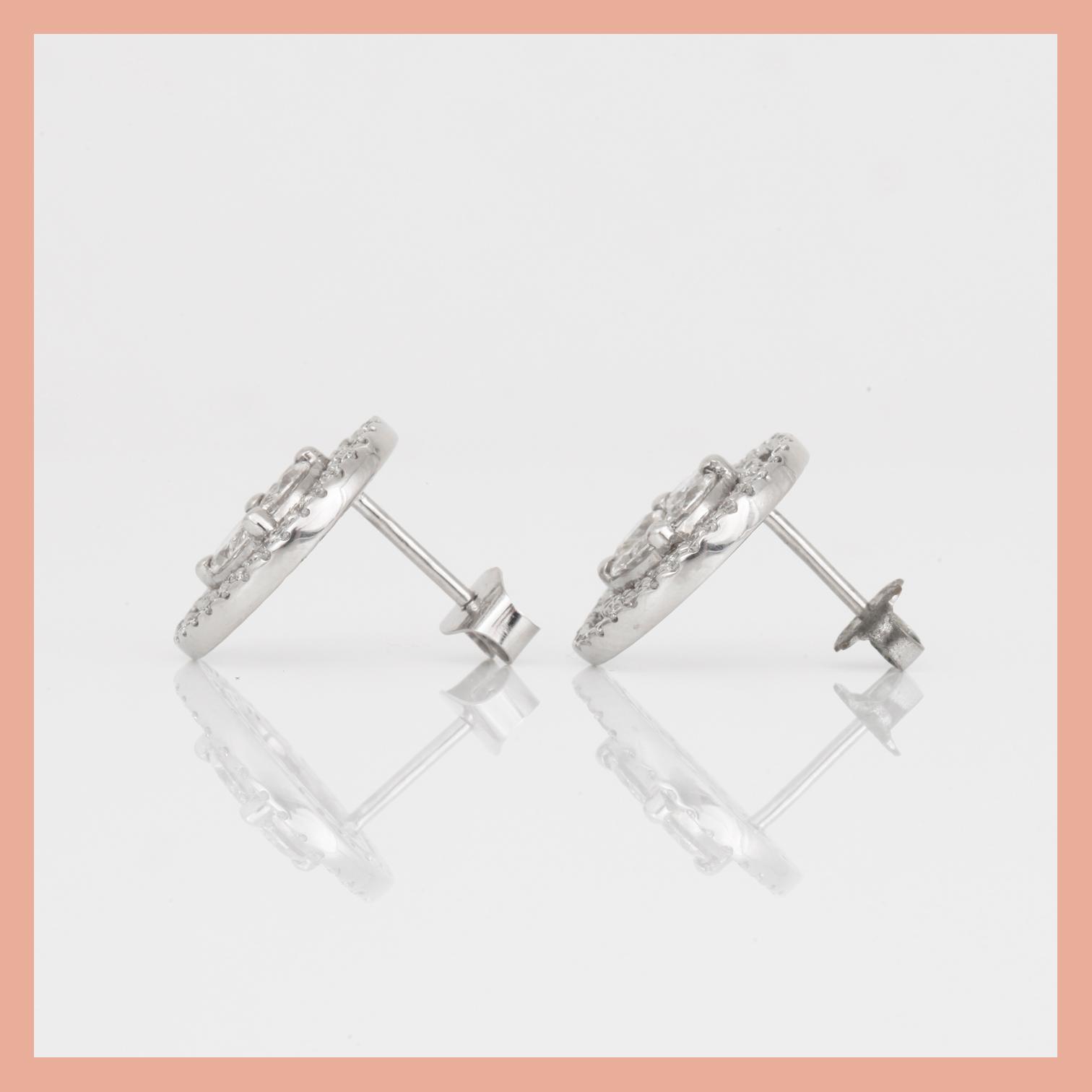 ÖRHÄNGEN, 18K vitguld med olika slipade diamanter, tot ca 1,00 ct. Total vikt ca 6,26 g.