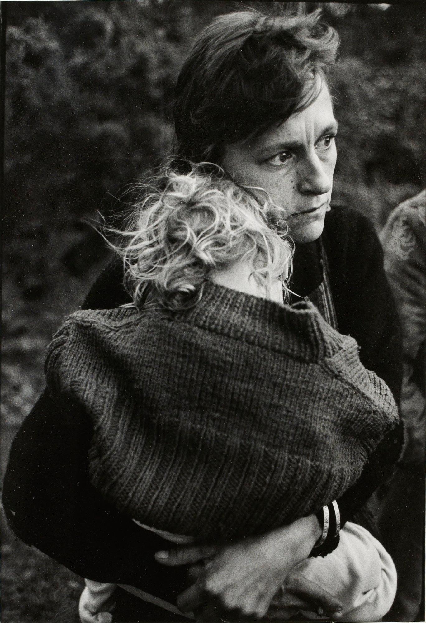 CATHARINA GOTBY, fotografi, 1984. Stämpel a tergo Copyright CINA GOTBY, samt påskrift med blyerts "Greenham Common 1984".