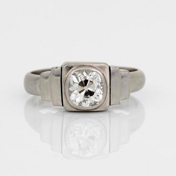 RING, platina med gammalslipad diamant, ca 1,00 ct, C G Hallberg, Malmö, 1934. Total vikt ca 8,11 g.