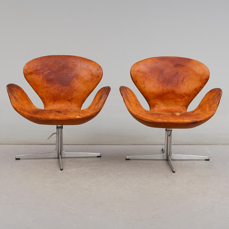 FÅTÖLJER, 1 par, "Svanen", Arne Jacobsen för Fritz Hansen, 1900-talets mitt.