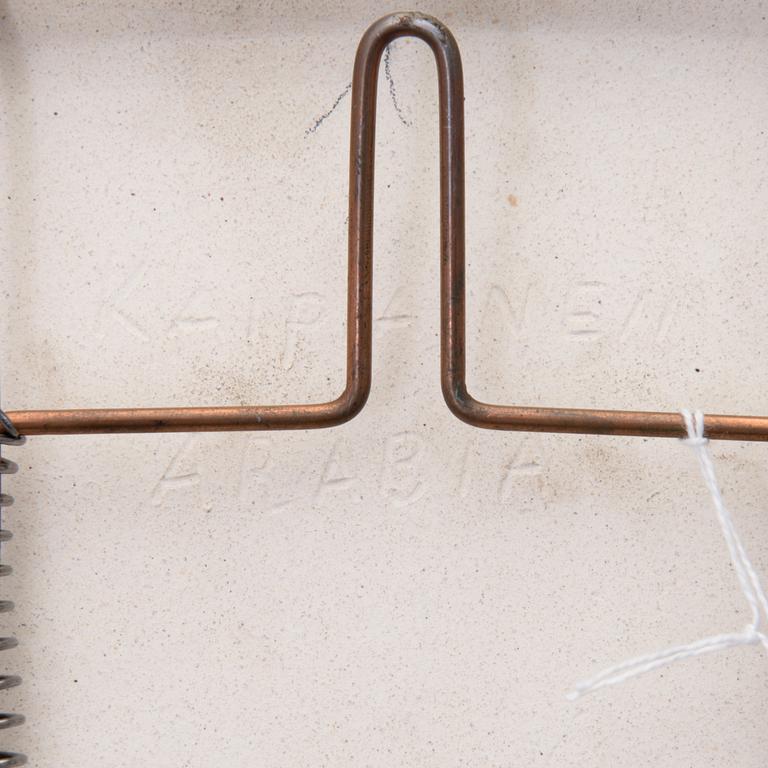 Birger Kaipiainen, A Violin dish signed Kaipiainen Arabia.