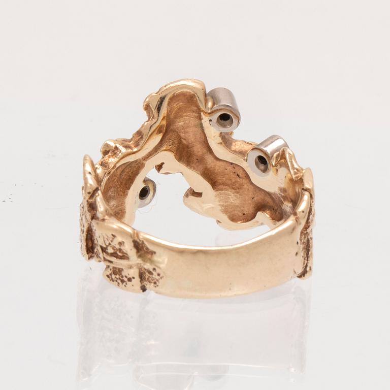 A 14K white and red gold ring with round brilliant cut diamonds.