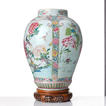 A large famille rose jar, Qing dynasty, Qianlong (1736-95).