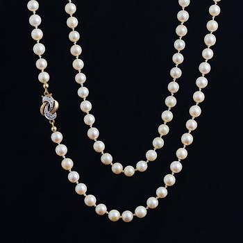 Cultured pearl necklace, clasp 18K gold with eight-cut diamonds.