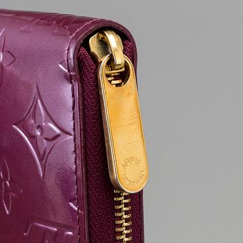 A Louis Vuitton "Zippy" wallet.