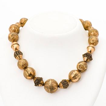 KALEVALA KORU, KAULAKORU ja KORVAKORUT, "Halikon kääty", pronssia, hopeaa.