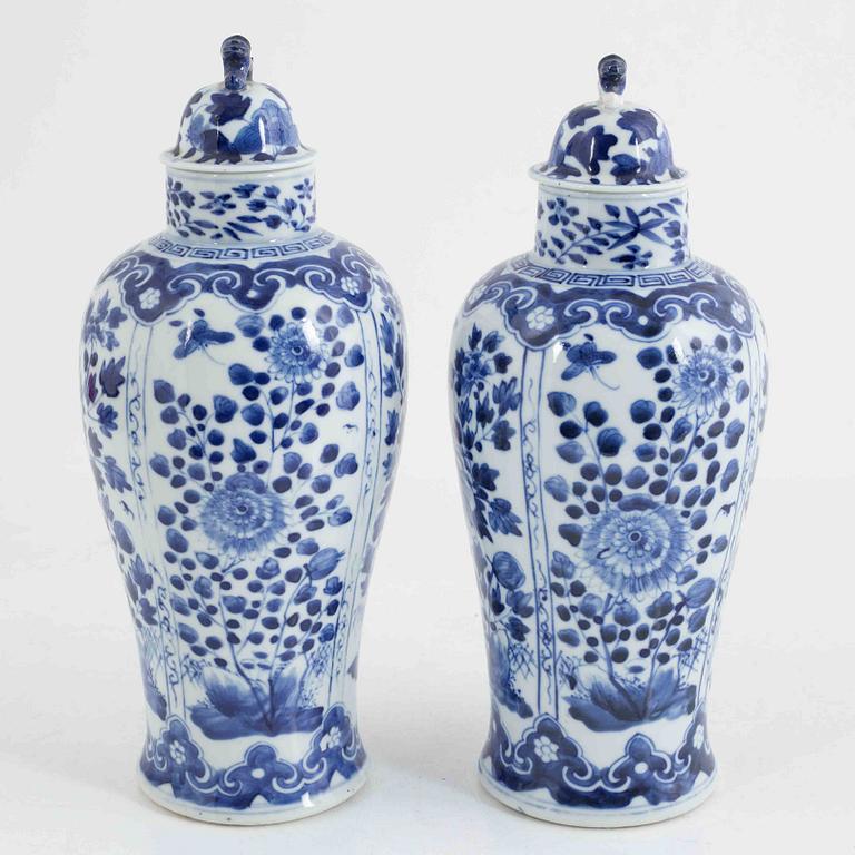 A pair of blue and white porcelain urn with covers, late Qing dyansty, 19th century.