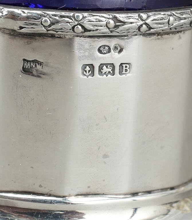 SENAPSBÄGARE, PEPPARSTRÖARE, SALTKAR, silver och glas. Birmingham, 1900-talets första kvartal. Silvervikt ca 120 gram.