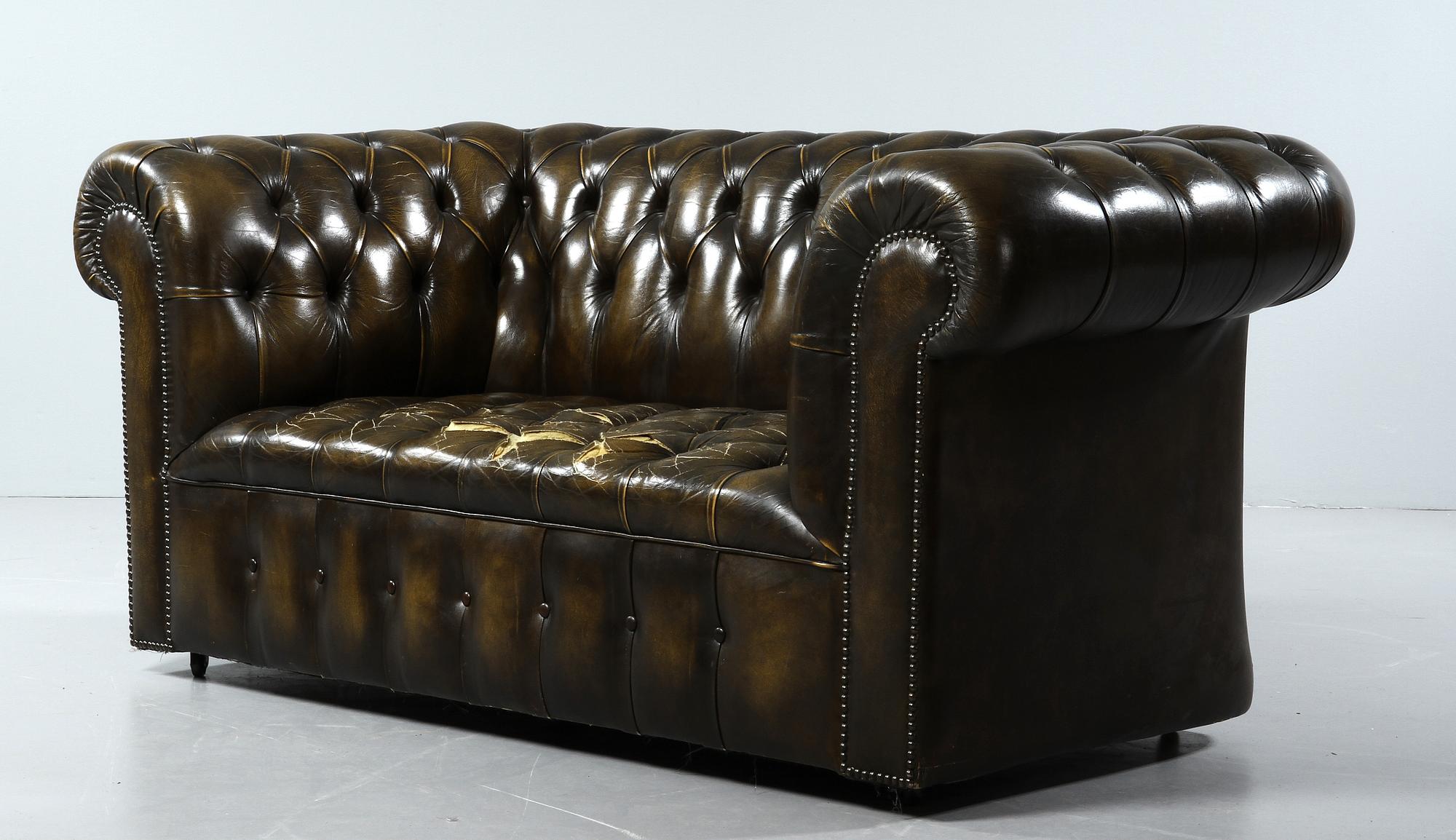 SOFFA samt FÅTÖLJ, Chesterfieldmodell, 1900-talets andra hälft.