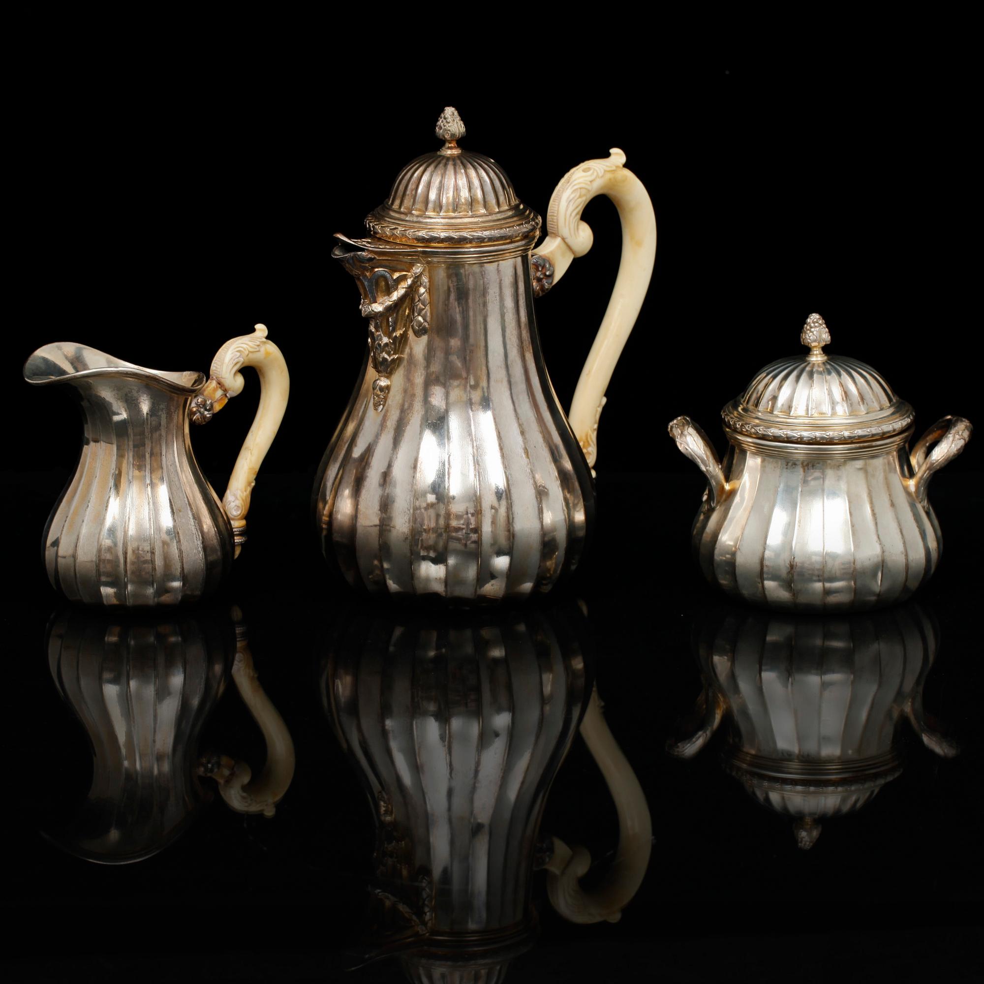 KAFFESERVIS, 3 delar, låghaltigt silver. Tyskland, 1900-talets första hälft. Tot vikt c:a 980 g.