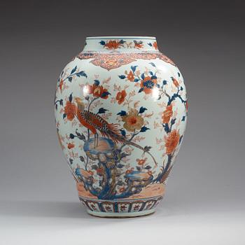 A large imari jar, Qing dynasty, Kangxi (1662-1722).