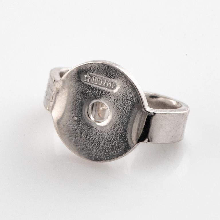 Örhängen med briljantslipade diamanter.