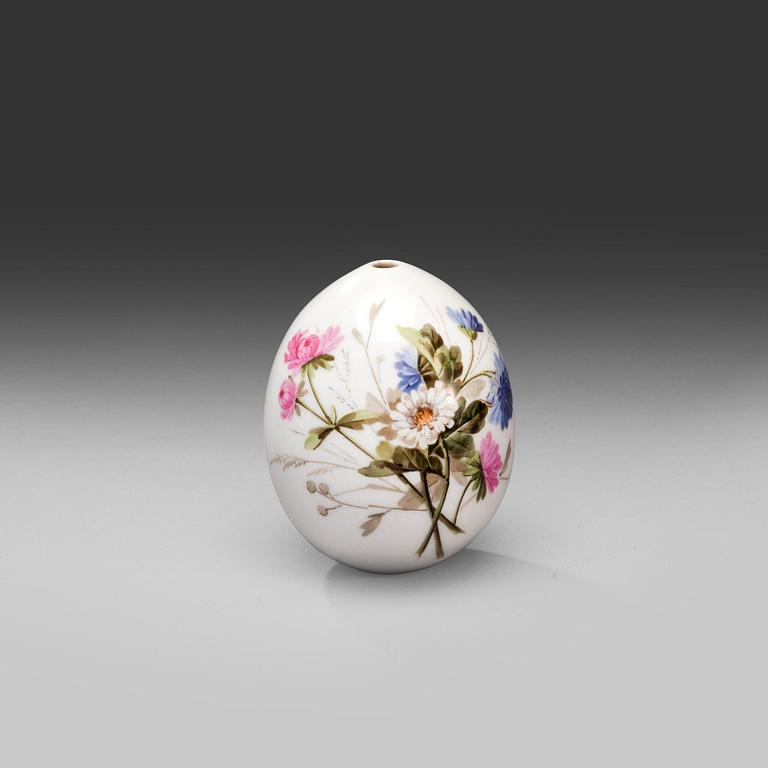 A RUSSIAN PORCELAIN EASTER EGG. РУССКОЕ ФАРФОРОВОЕ ПАСХАЛЬНОЕ ЯЙЦО.