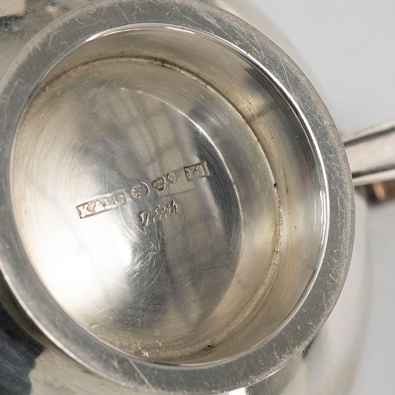 Tre delar silver, sockerskål, mjölkkanna och bricka. CG Hallberg 1953 & K & EC 1949.