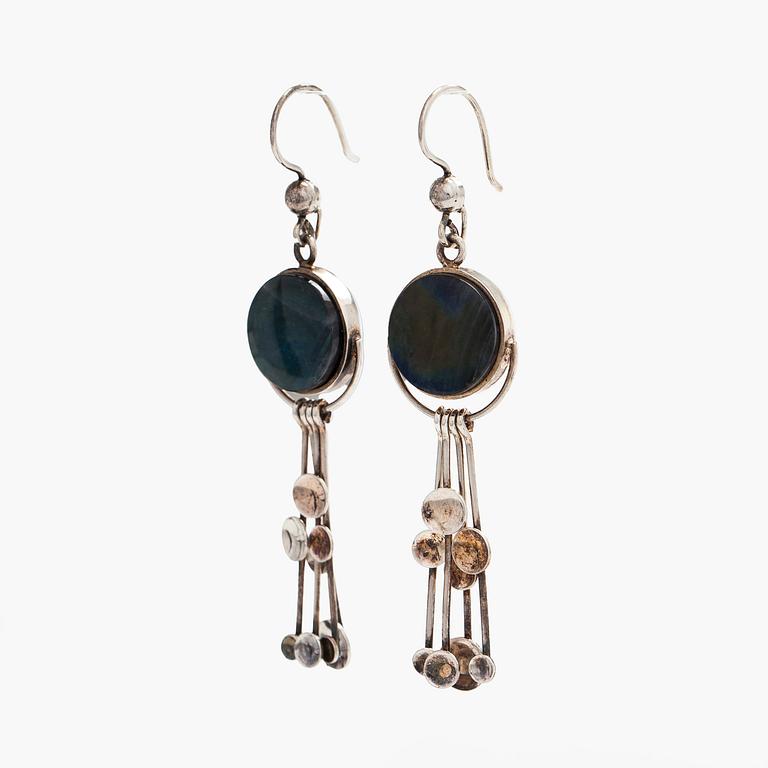 Jorma Laine, korvakorut, pyöröhiotut spektroliitit, hopeaa.