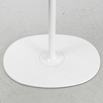 A "Dizzie" table and four "Catifa 46" chairs from Arper.