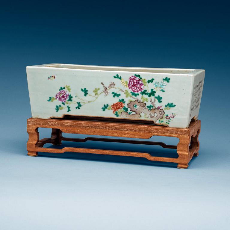 A famille rose flower pot, Qing dynasty, 19th Century.