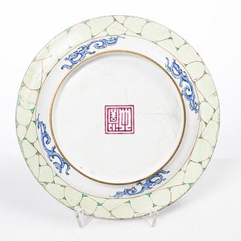 Parti, porslin samt fat i emalj på koppar, nio delar. Qingdynastin, 1700-tal.