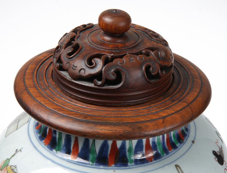 A Transitional wucai jar, 17th Century.