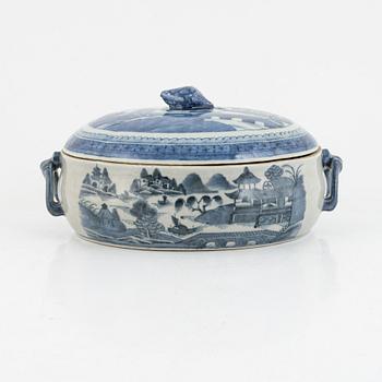 A blue and white Chinese export tureen with cover, Qingdynasty, 19th century.