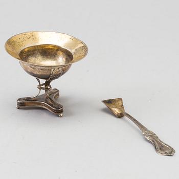 A 19TH CENTURY SILVER SALT CELLAR AND SPOON. Weight ca 45 g.