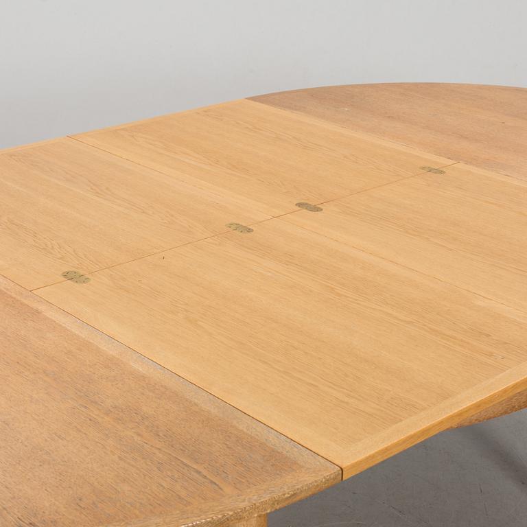 A BÖRGE MOGENSEN TABLE AND 6 OAK CHAIRS+ STOOL.