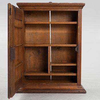 Hängskåp, allmoge, 1800-tal.