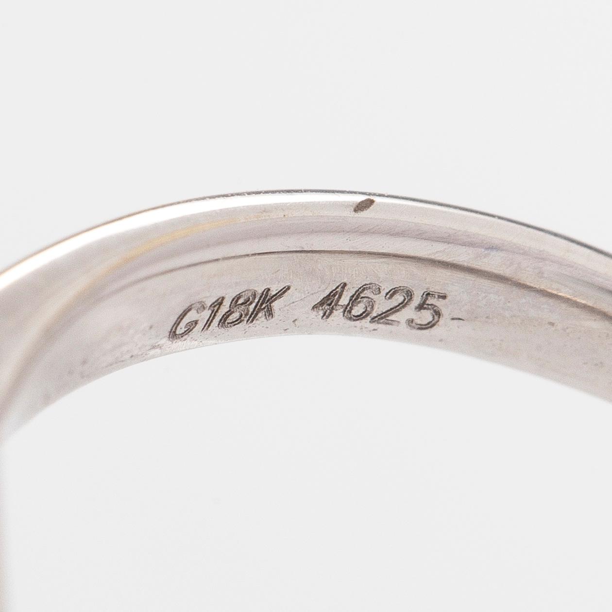 Ring, rosett, 18K vitguld, med gul kuddslipad diamant samt klara briljantslipade diamanter.