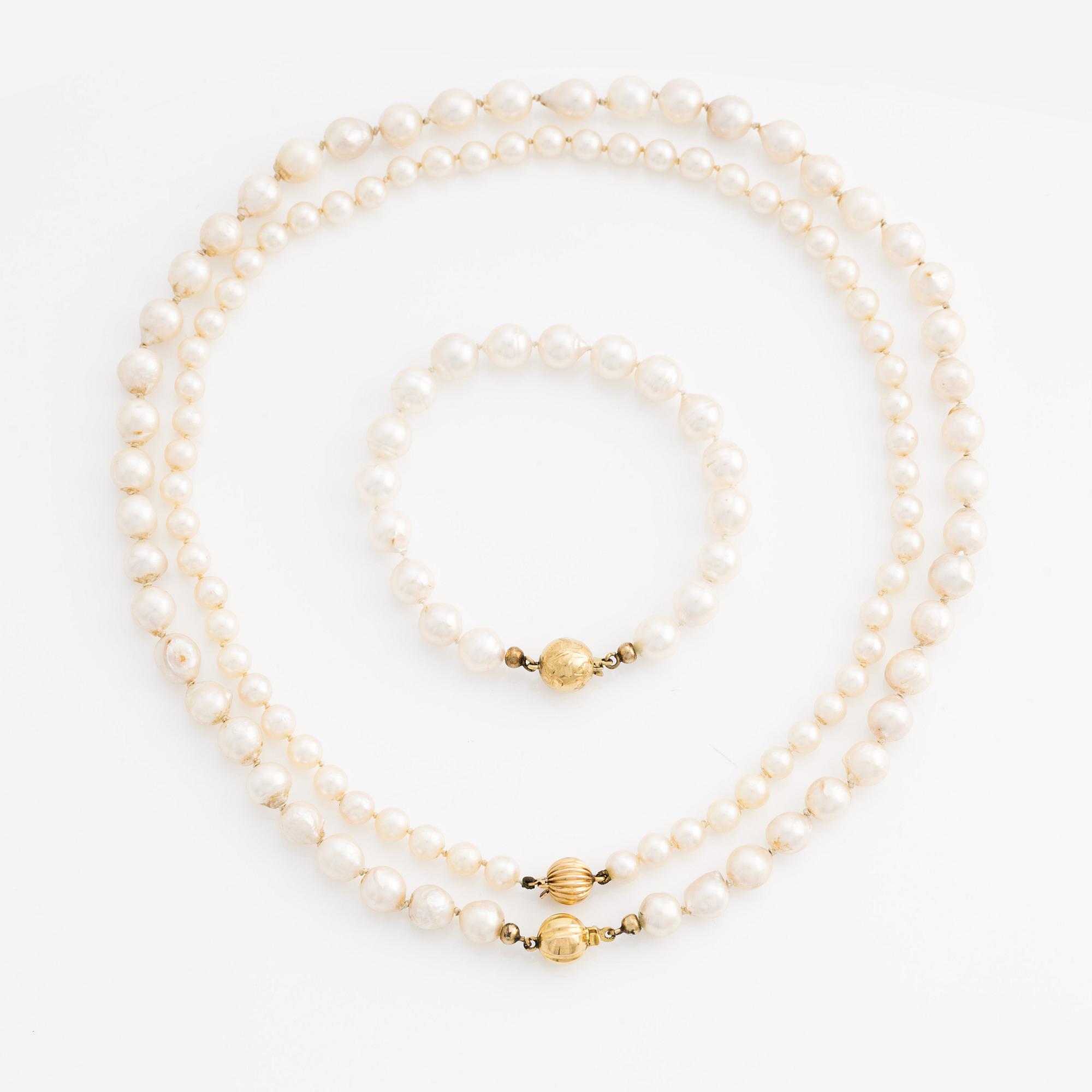 Två collier och en ett armband odlade pärlor och lås 18K guld.