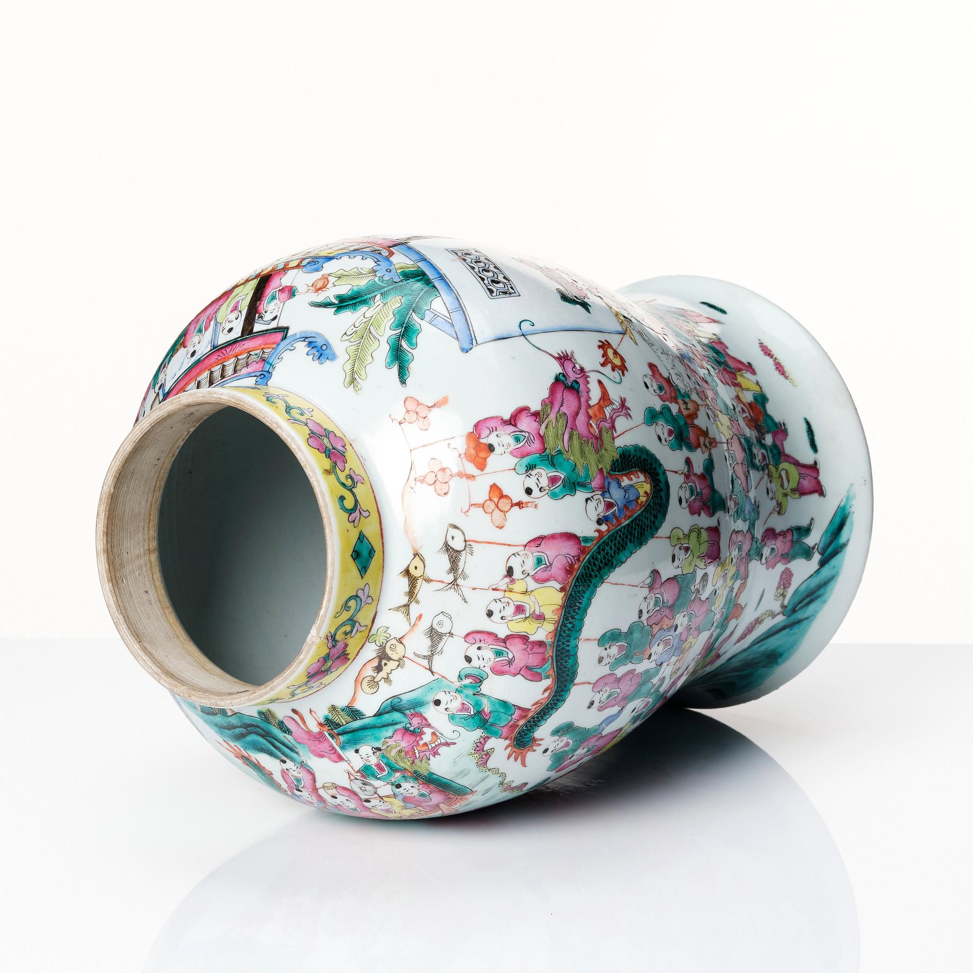 Urna, porslin. Qingdynastin, 1800-tal.