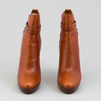 A pair of brandycoloured leather bootie by Raplh Lauren.