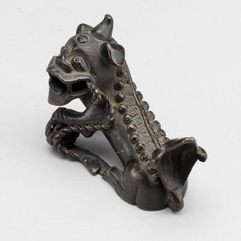 FOHUND, Kina omkring 1900 patinerad brons.