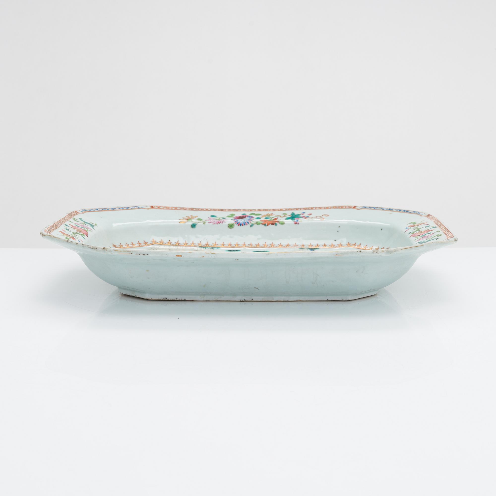 A porcelain tureen dish, Qianlong (1736-1795), China.