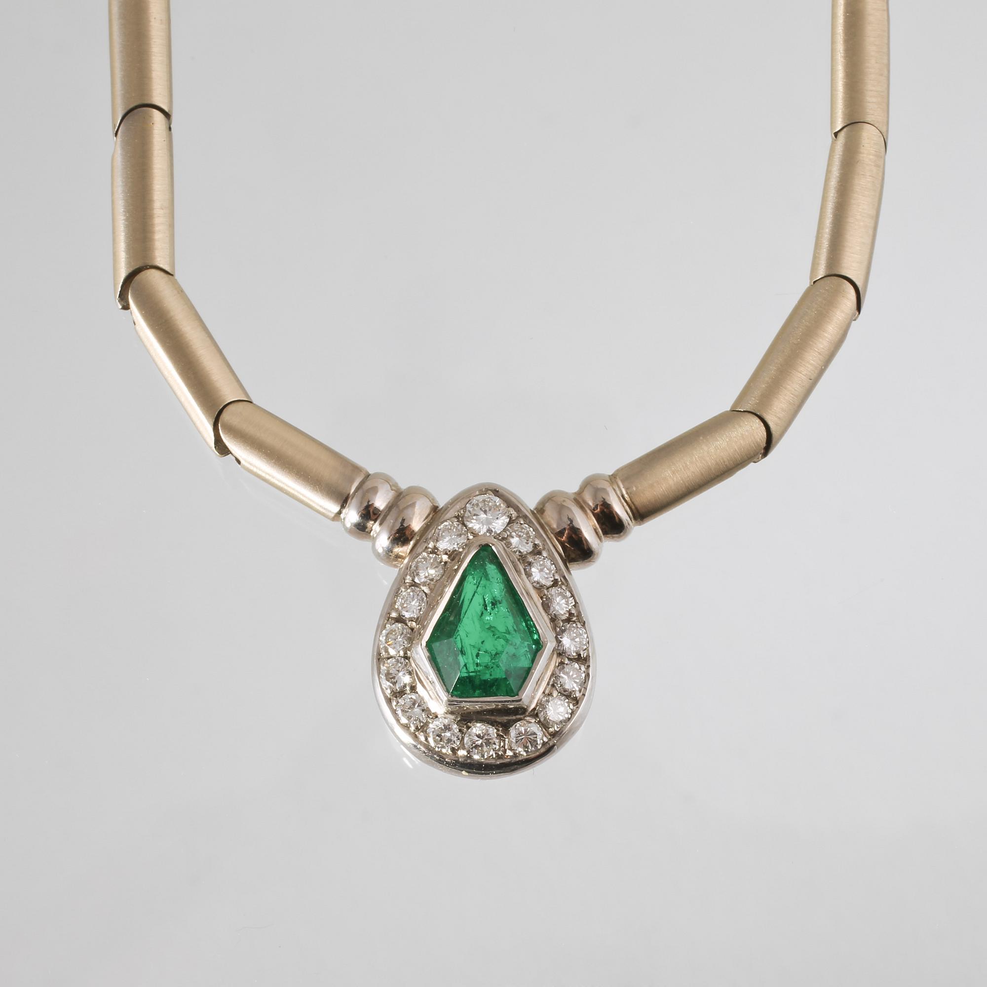 COLLIER, 18K guld och vitguld med briljantslipade diamanter samt fasettslipad smaragd. Vikt 33,9 gram.