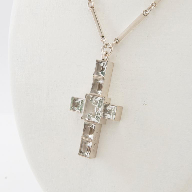 Wiwen Nilsson, Collier av silver och fasetterade bergkristaller i form av ett kors, Lund 1937.
