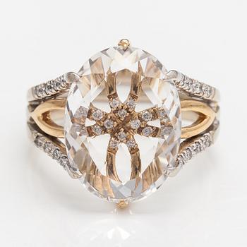 A 14K gold ring with diamonds ca. 0.28 ct in total and rock crystal.