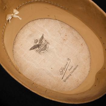 A hat box with a top hat and leather gloves, first half of the 20th century.